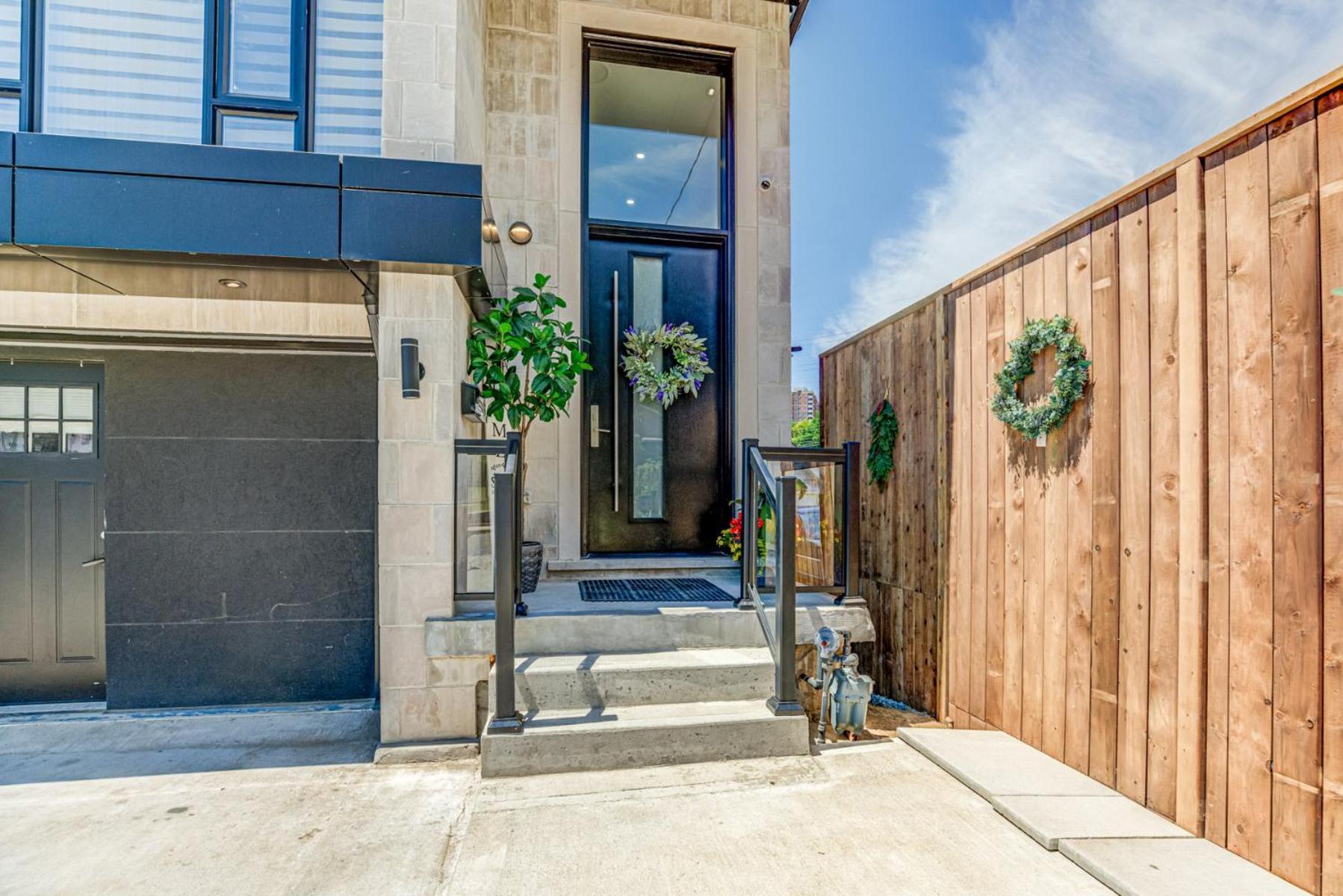 Modern City Living -Newly Built Toronto Exterior photo