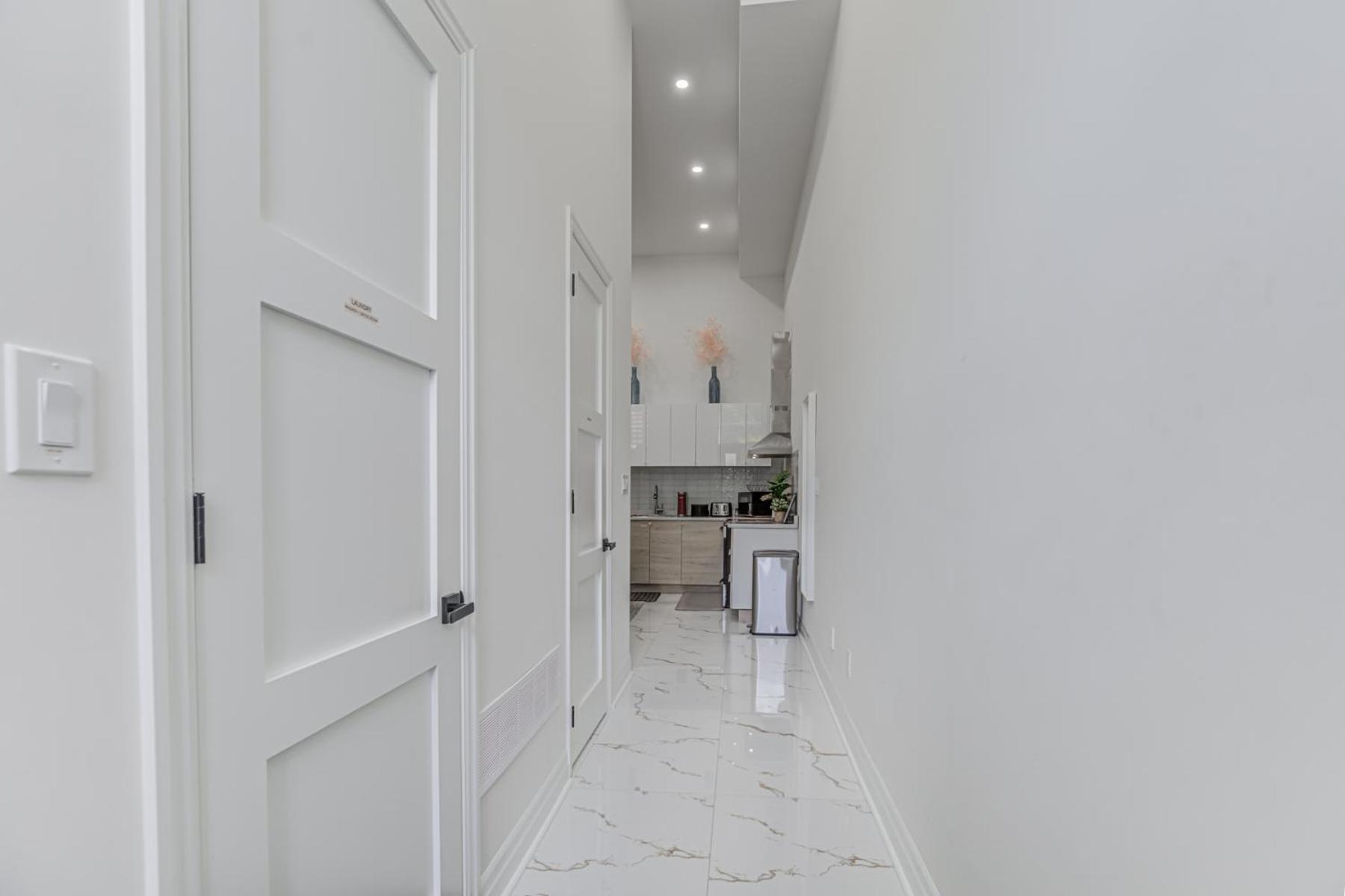 Modern City Living -Newly Built Toronto Exterior photo